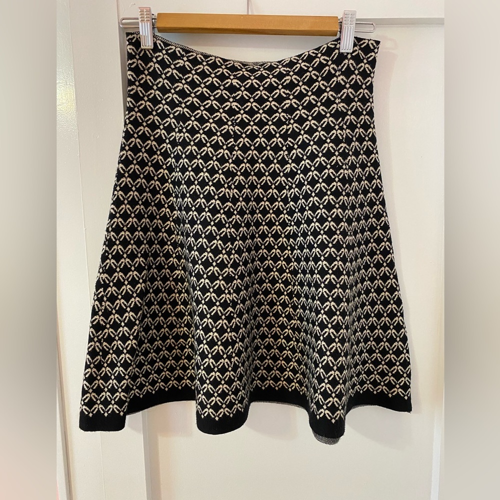 Black-and-white knit high-waisted skirt a-line